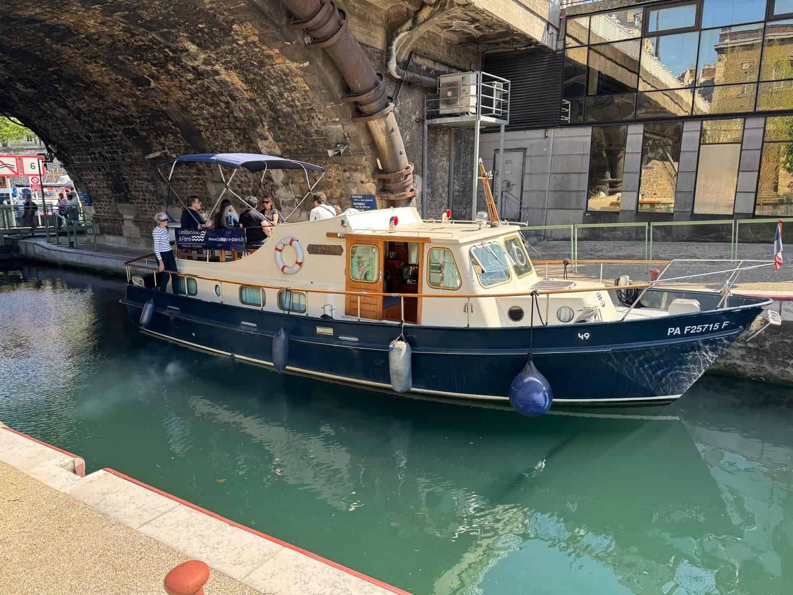 Le Senang sous un pont parisien