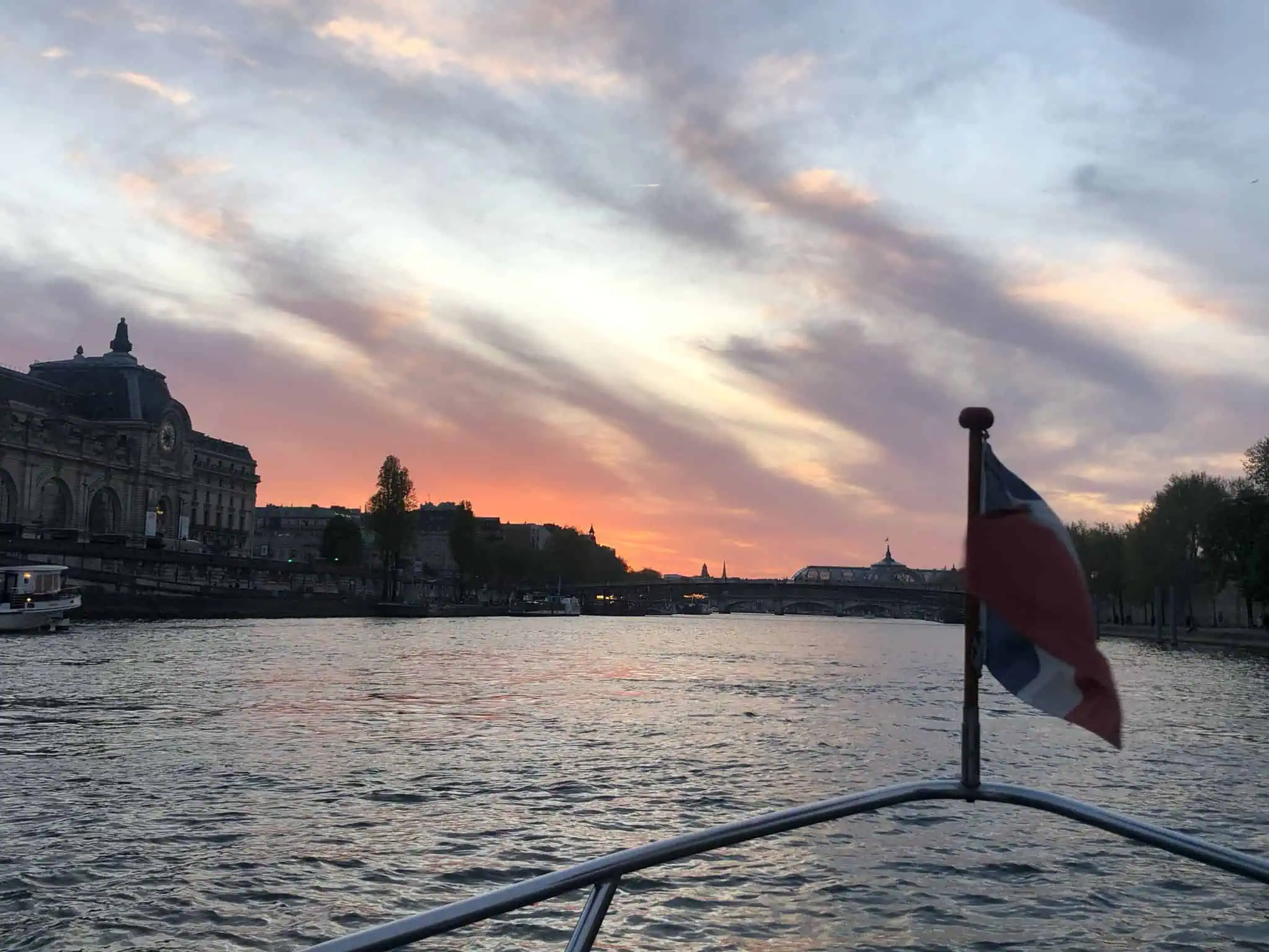 Navigation festive pour un EVG à Paris