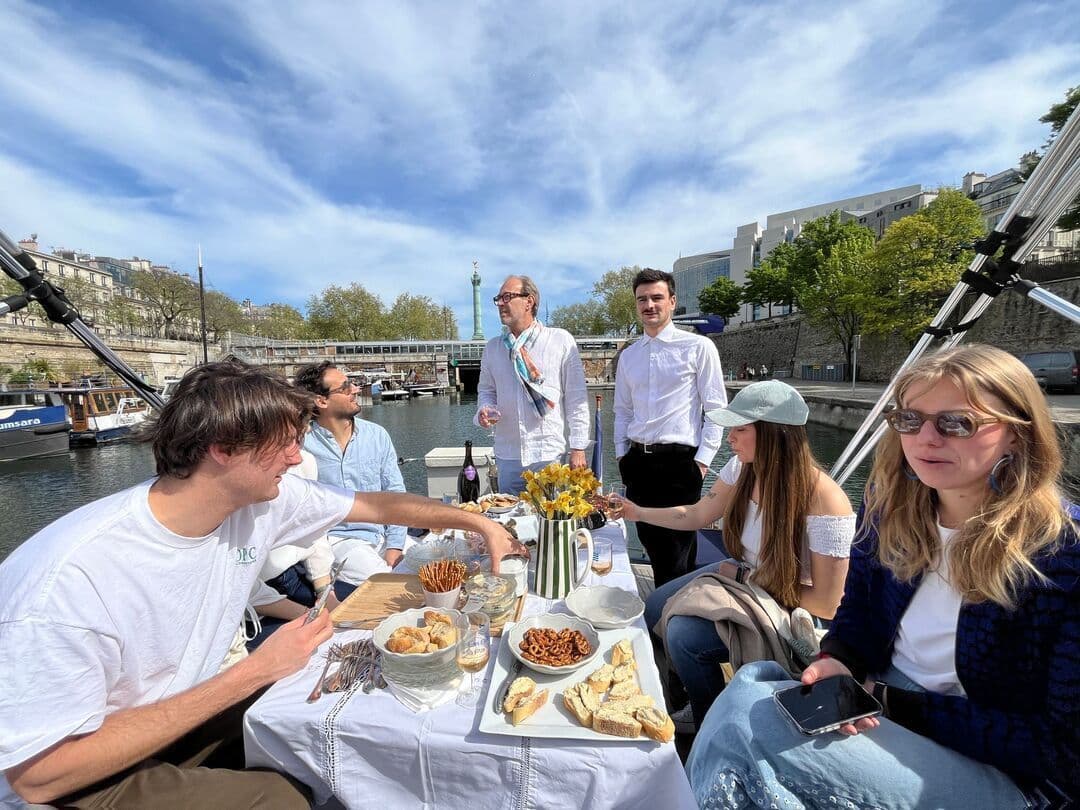V🌸 Le printemps est là… et Paris s’éveille doucement sur la Seine 🌿☀️

Les bourgeons fleurissent, 