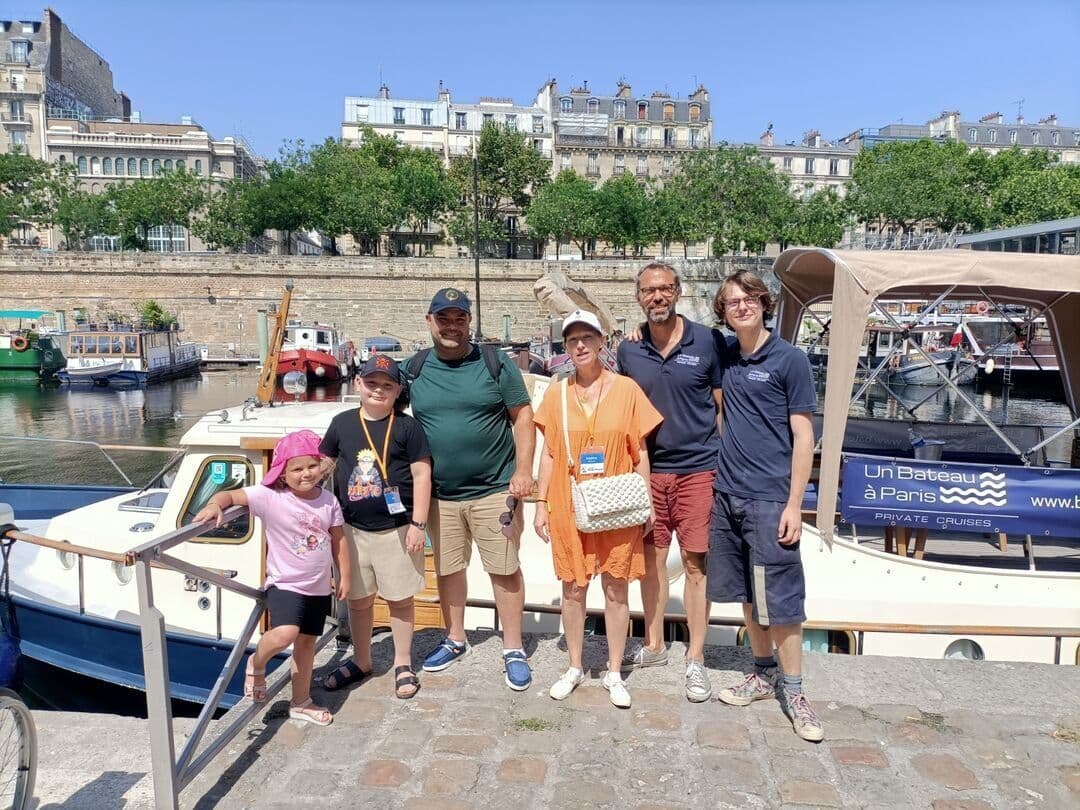 ✨ Un moment hors du temps sur la Seine pour un jeune héros ✨

Hier, notre bateau a eu l'immense honn