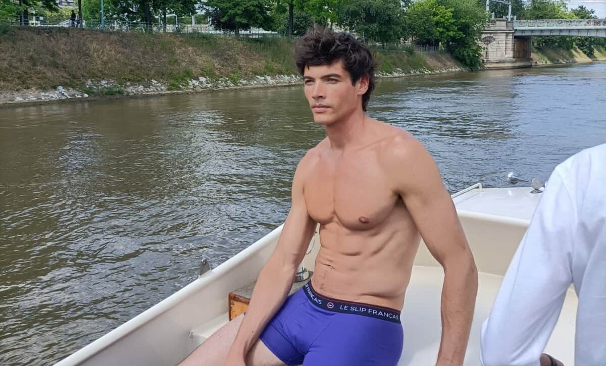 Le Senang Accueille Le Slip Français : Un Shooting d’Exception sur la Seine