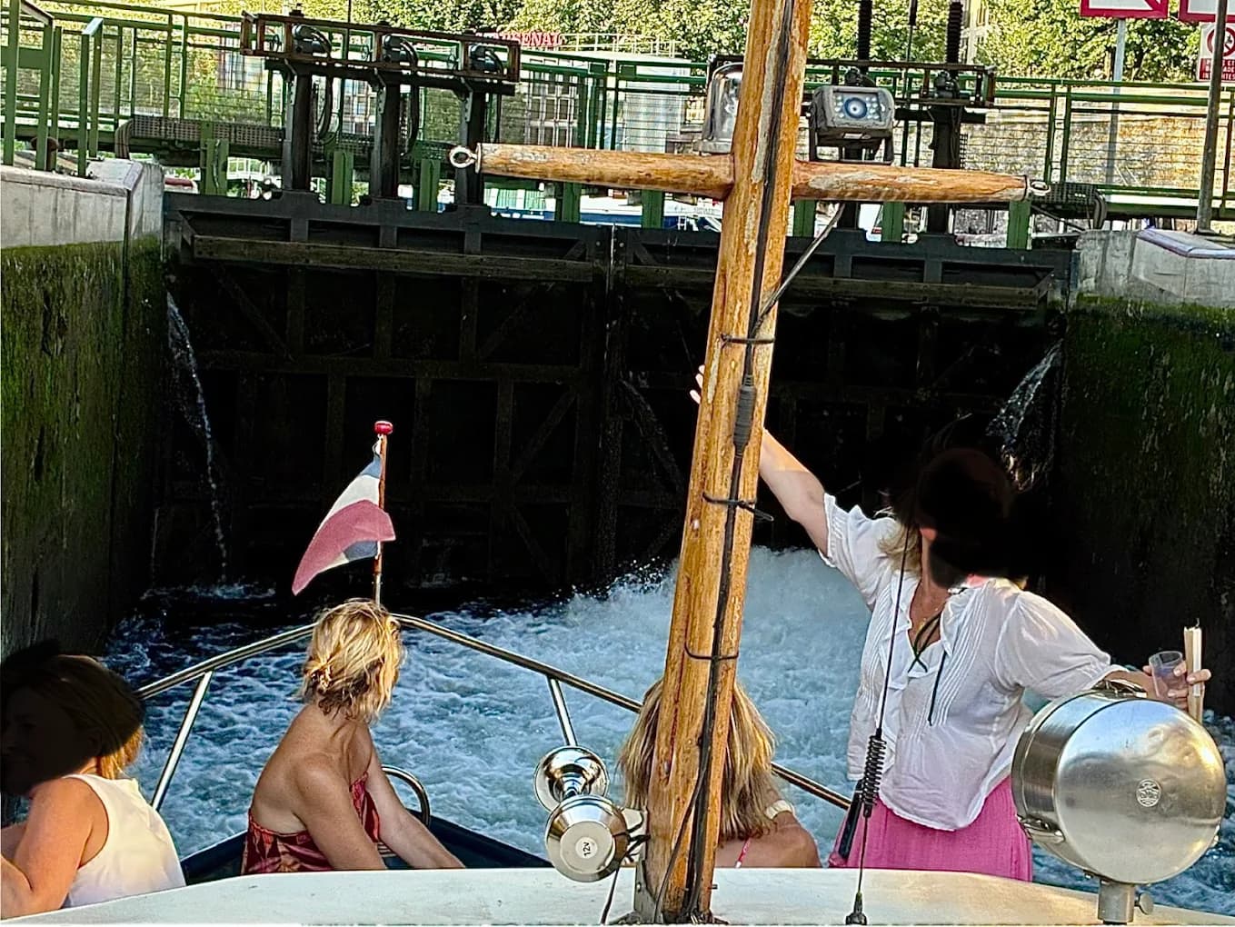 Canicule à Paris : pourquoi une croisière en Bateau sur la Seine est la meilleure façon de tenir