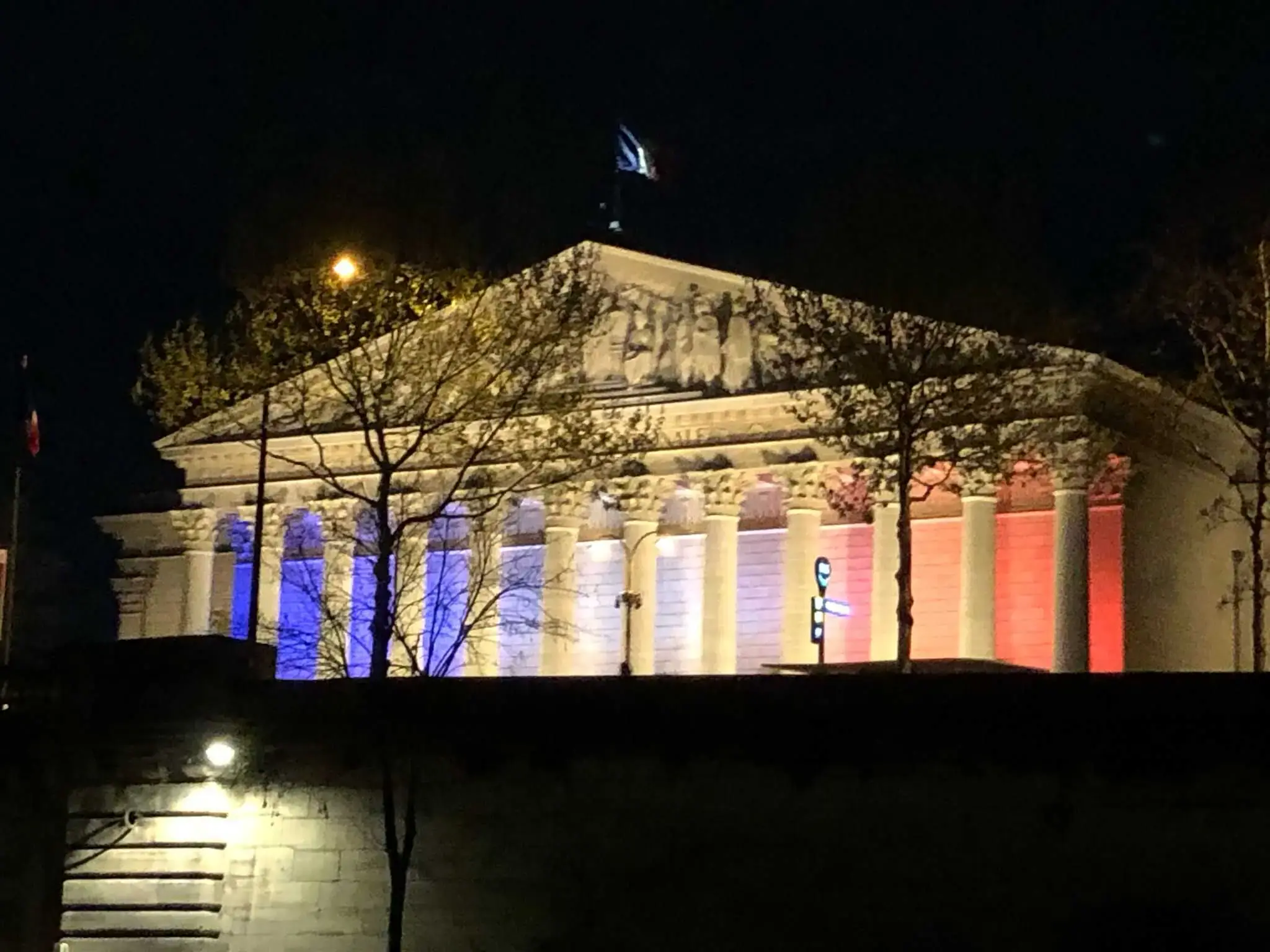 Paris illuminé depuis la Seine