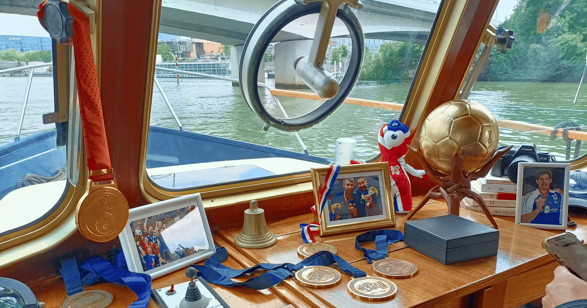 Tournage Exceptionnel avec Un Bateau à Paris pour Adidas avec Nicolas Karabatic, Triple Médaillé Olympique