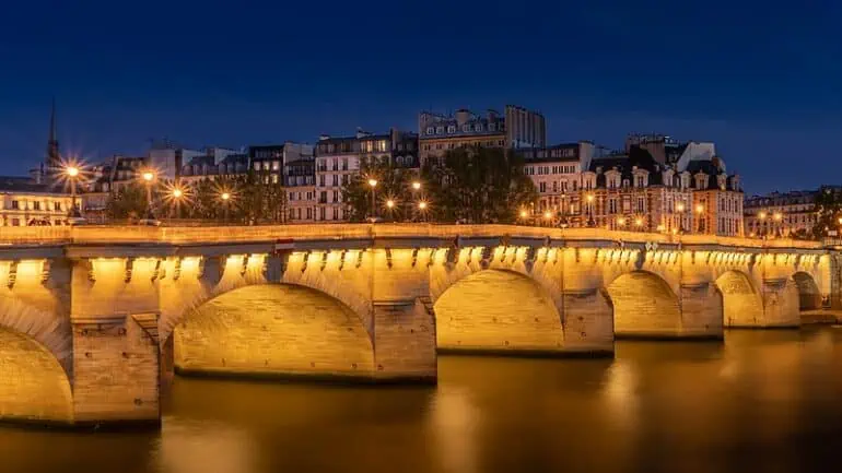 Croisière Privée sur la Seine - Un Bateau à Paris - Le Pont Neuf
