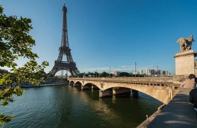 Croisière Privée sur la Seine - Un Bateau à Paris - Pont de l'Alma et Tour Eiffel