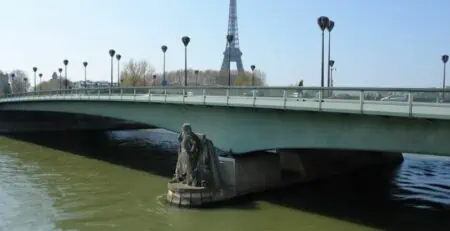 Croisière Privée sur la Seine - Un Bateau à Paris - Zouave de l'Alma, Pont de l'Alma et Tour Eiffel