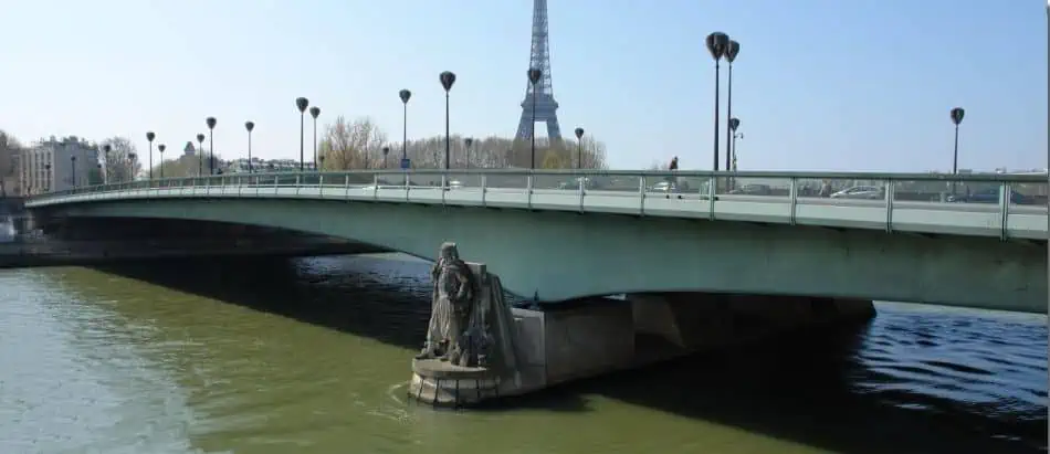 Croisière Privée sur la Seine - Un Bateau à Paris - Zouave de l'Alma, Pont de l'Alma et Tour Eiffel