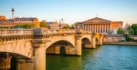 Croisière Privée sur la Seine - Un Bateau à Paris - Pont de la Concorde et Assemblée Nationale