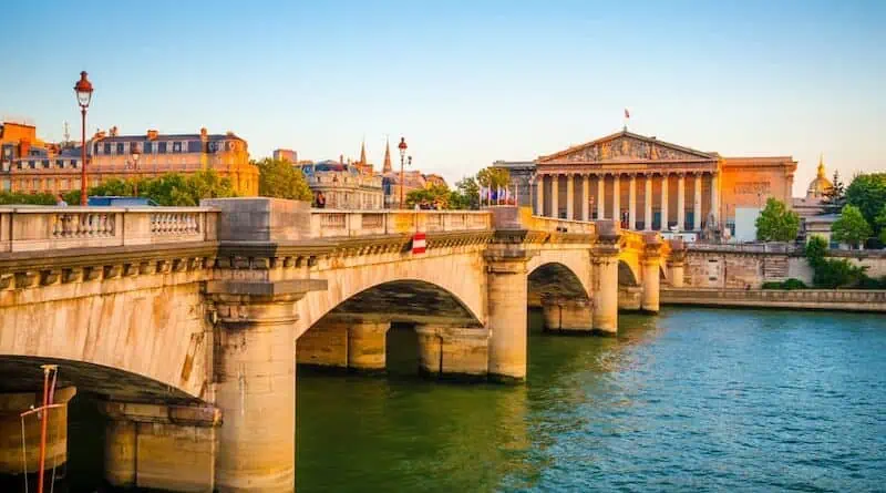 Croisière Privée sur la Seine - Un Bateau à Paris - Pont de la Concorde et Assemblée Nationale