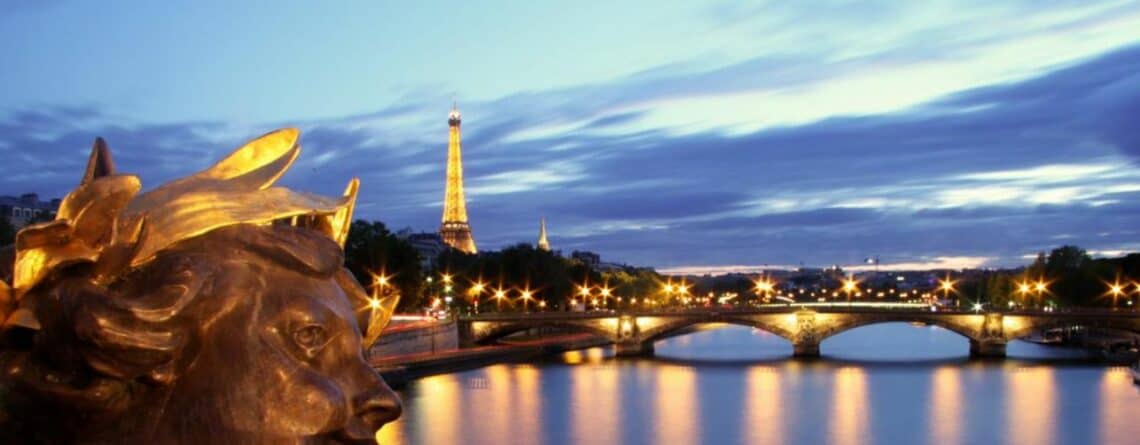Croisière Privée sur la Seine - Un Bateau à Paris - Pont des Invalides et Tour Eiffel